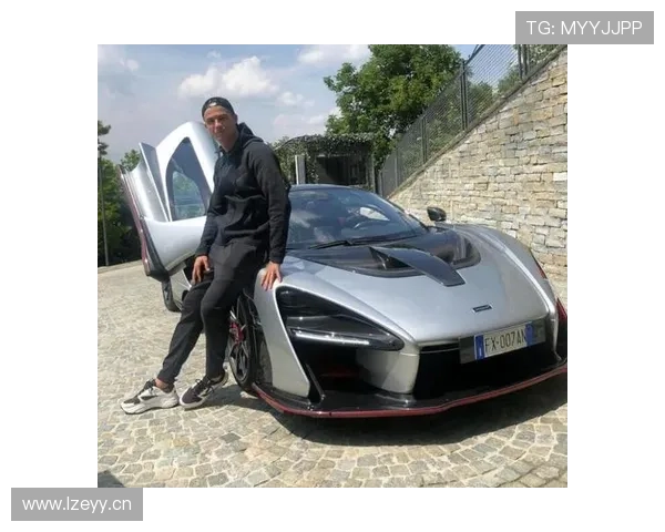 C罗这生活真扯，豪车别墅一大堆，转身还得吃方便面？！