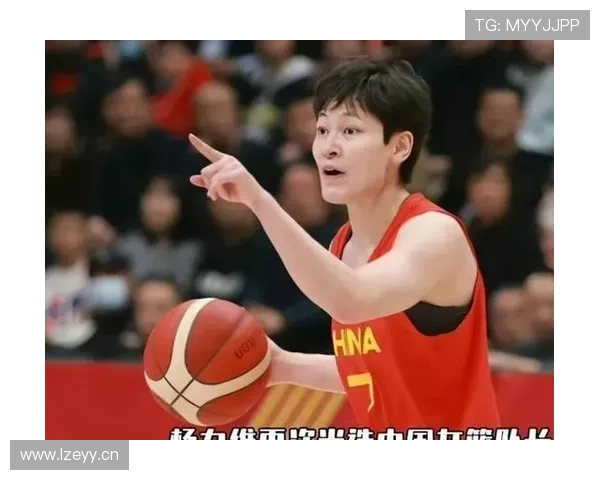 刷到杨力维逛街那条，随手掏出的那张卡把我打懵了